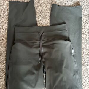 Vuori Daily Wideleg Pants, size M, oregano